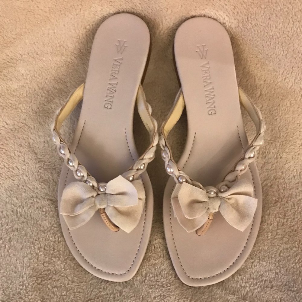 VERA WANG LEATHER THONG SANDALS Size 8 in color Cream
